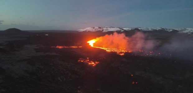 Islandijoje dėl vulkaninio išsiveržimo teko evakuoti kaimą