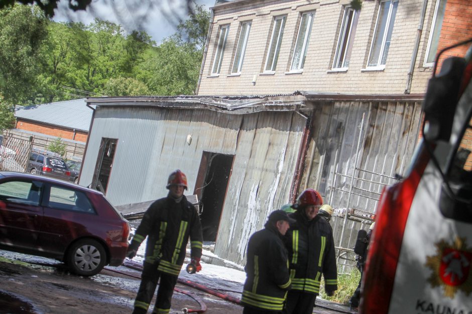 Kaune užsidegė komercinės patalpos: evakuoti darbuotojai