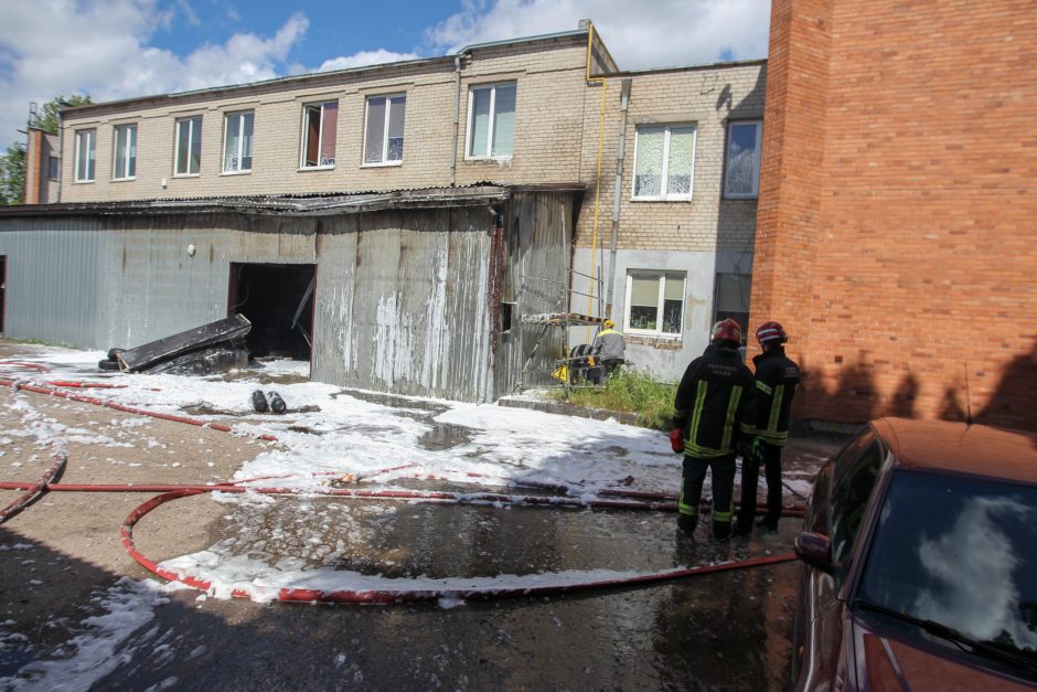 Kaune užsidegė komercinės patalpos: evakuoti darbuotojai