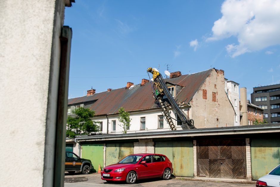 Aliarmas centre: namą užgriuvo sunkiasvoris statybinis įrenginys