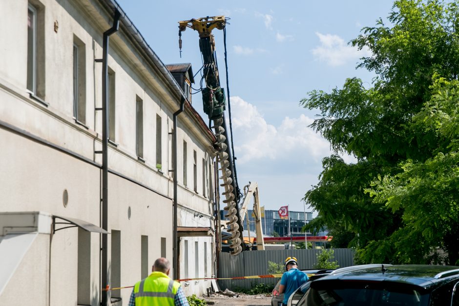 Aliarmas centre: namą užgriuvo sunkiasvoris statybinis įrenginys