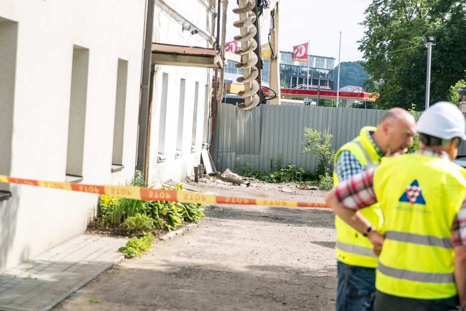 Aliarmas centre: namą užgriuvo sunkiasvoris statybinis įrenginys