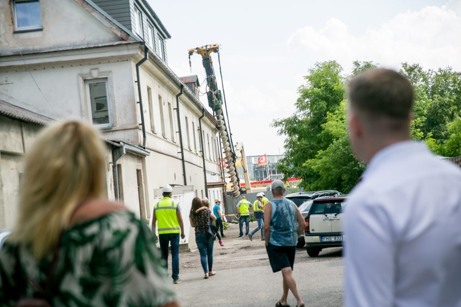 Aliarmas centre: namą užgriuvo sunkiasvoris statybinis įrenginys