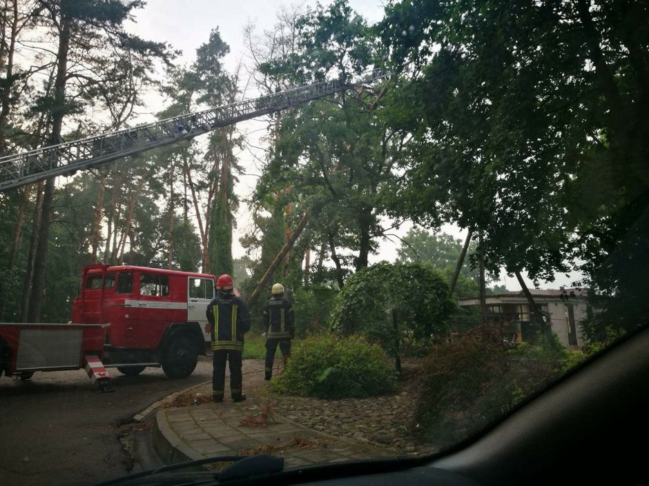 Po audros elektros vis dar neturi 900 žmonių