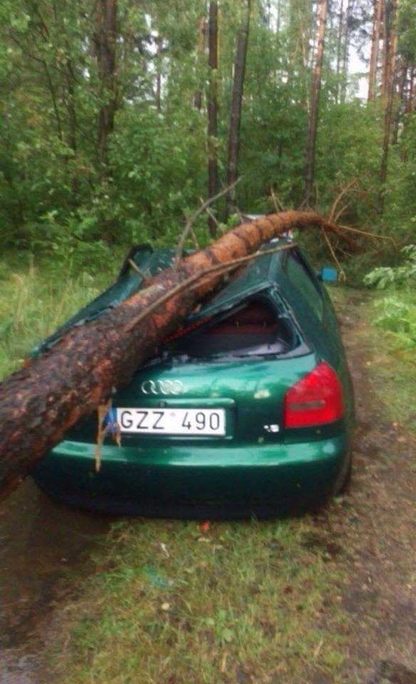 Po audros elektros vis dar neturi 900 žmonių