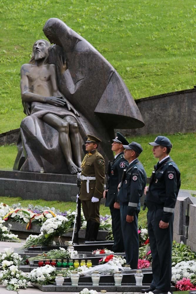 Prezidentė: Medininkų žudynių auka įpareigoja būti budriems 