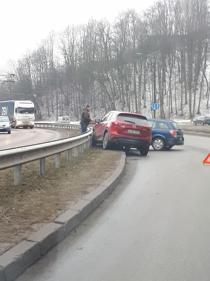 Dviguba avarija Tunelio g. – trenkėsi į jau apdaužytą automobilį