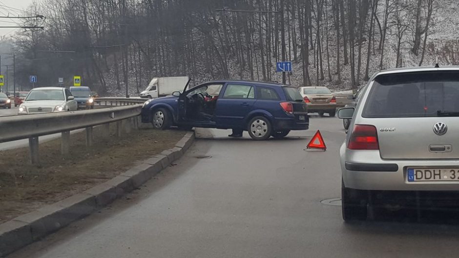 Dviguba avarija Tunelio g. – trenkėsi į jau apdaužytą automobilį