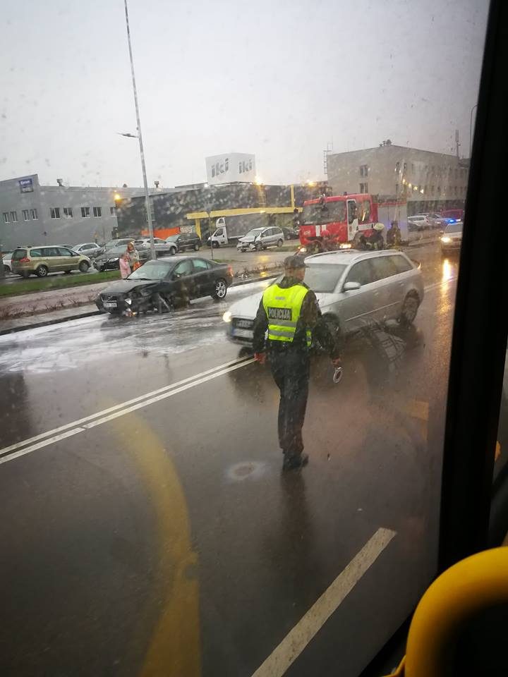 Kaune – lengvųjų automobilių, troleibuso ir sunkvežimio avarijos