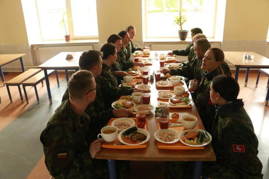 Karinę uniformą užsivilko ir E. Bučelytė, S. Nainė