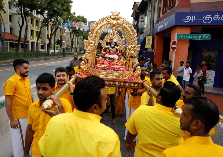 Malaizijoje tūkstančiai hinduistų dalyvauja spalvingoje Taipusamo šventėje