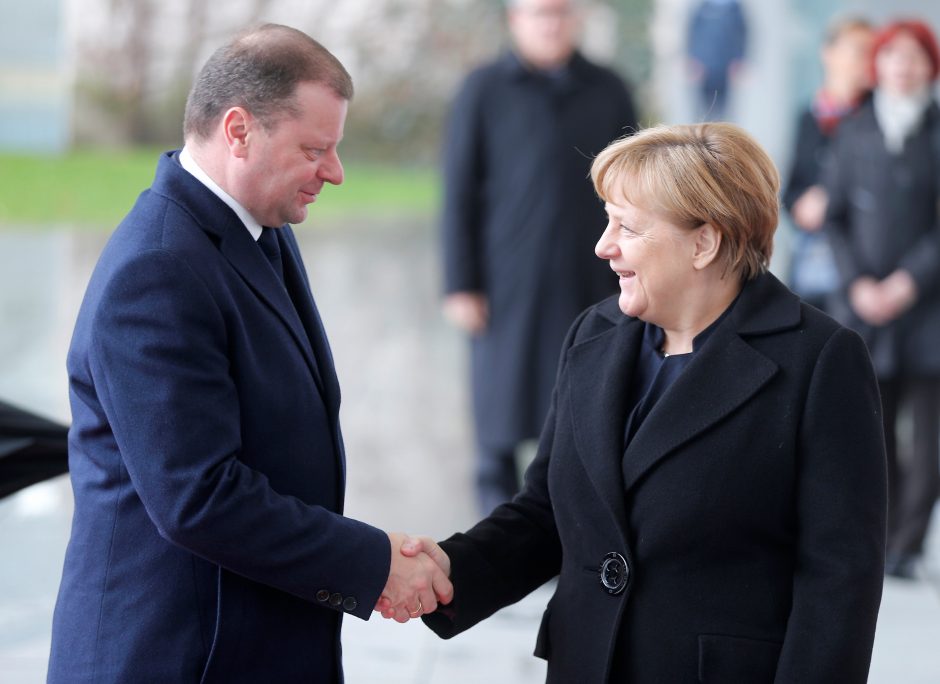 A. Merkel: išgalvota žinia apie karius rodo, kad reikia būti budriems