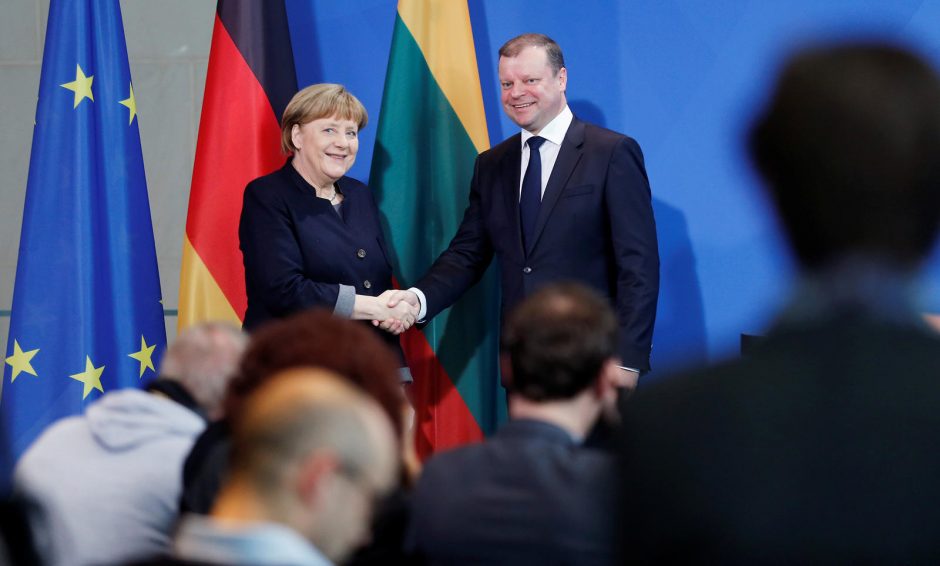 A. Merkel: išgalvota žinia apie karius rodo, kad reikia būti budriems