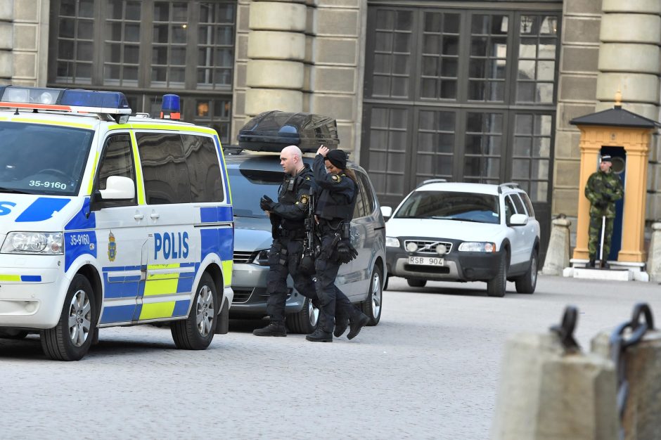 Teroras Stokholme: sunkvežimis rėžėsi į minią, yra aukų