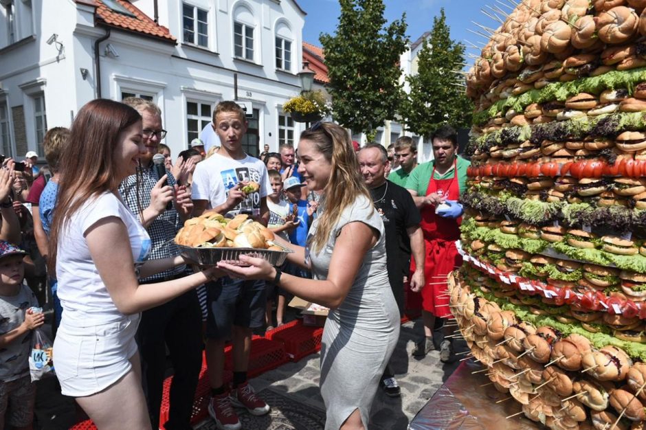 Klaipėdoje pasiektas naujas šalies rekordas – iškepti 3167 mėsainiai