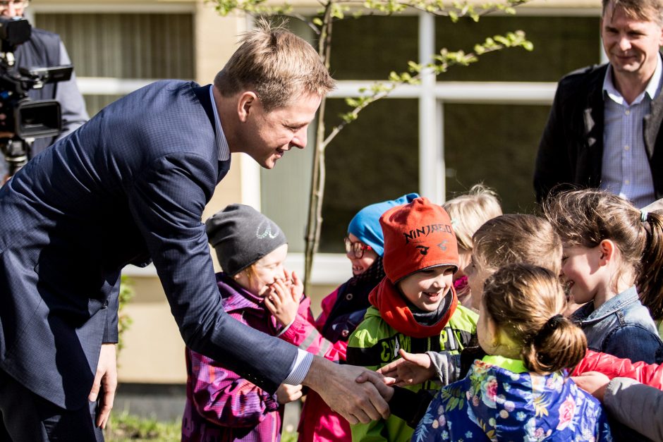 Šiltnamį laimėjusiems darželinukams sodinti daržoves padėjo ir meras