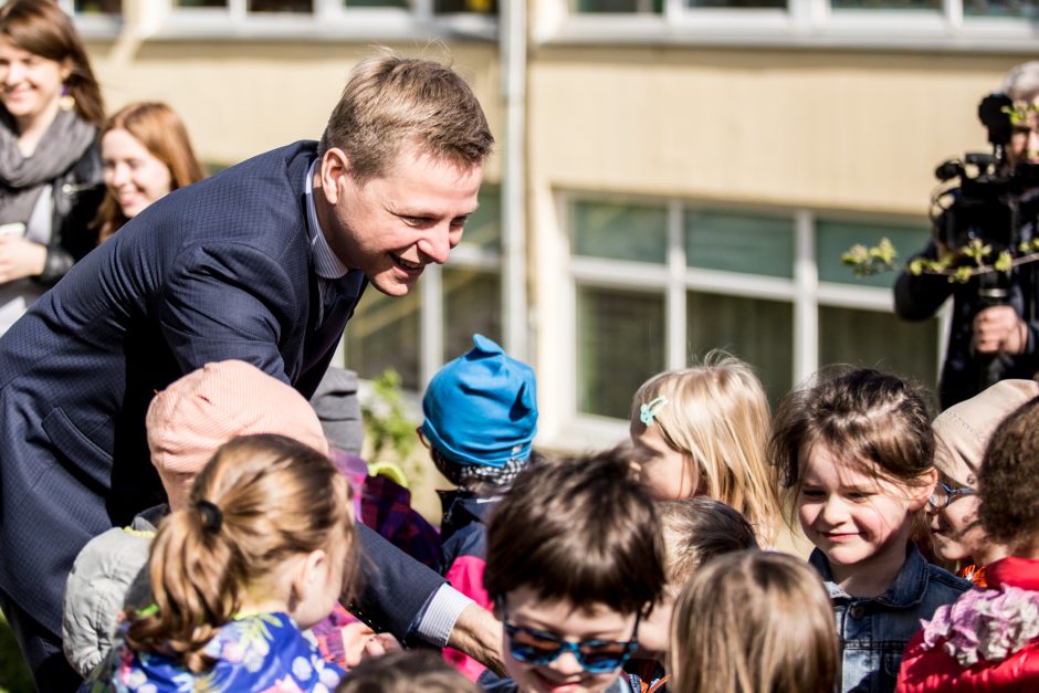 Šiltnamį laimėjusiems darželinukams sodinti daržoves padėjo ir meras