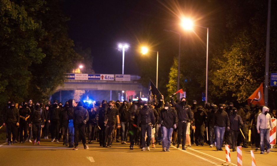 A. Merkel smerkia bjaurius protestus prieš pabėgėlius