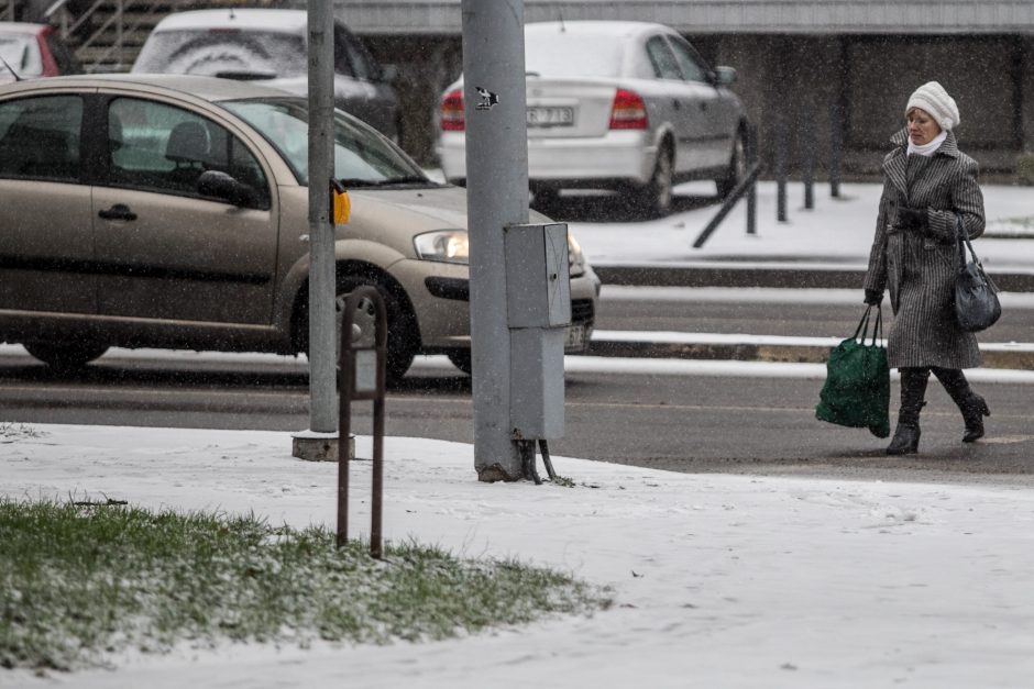 Avarijos ir slidus it stiklas kelias seniūnui neparūpo