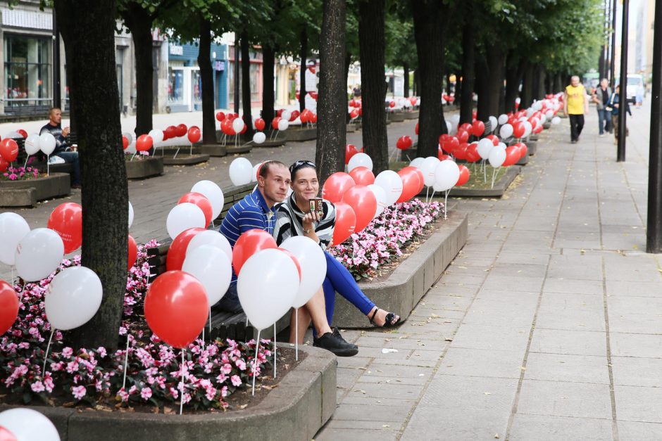 Laisvės alėją studentai nuklojo tūkstančiais balionų