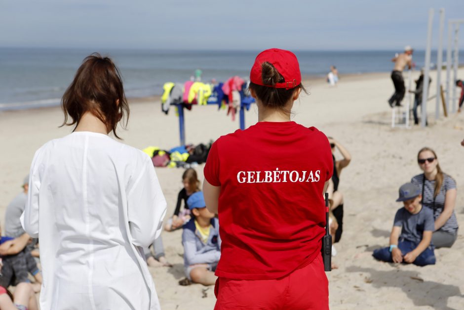 Gelbėtojai vaikams pasakojo apie saugų elgesį prie jūros