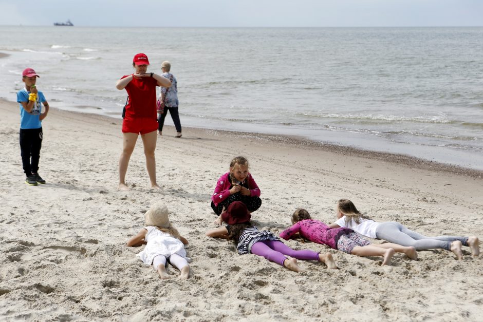 Gelbėtojai vaikams pasakojo apie saugų elgesį prie jūros