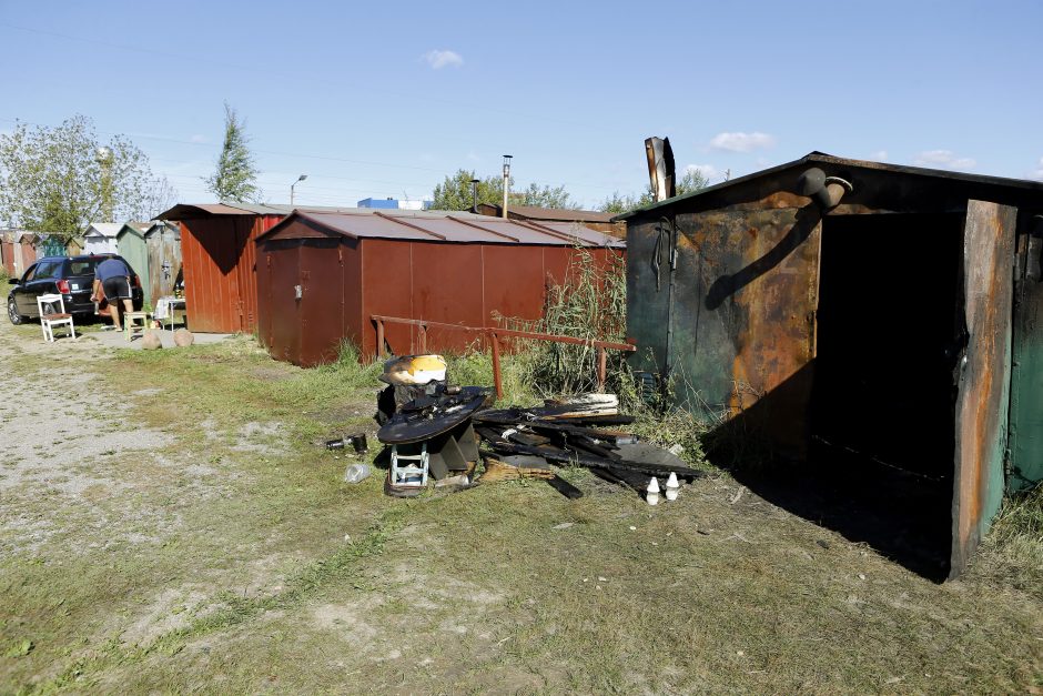 Garažų bendrijoje mašinų nėra: nereikalingi daiktai ir laikinos pastogės