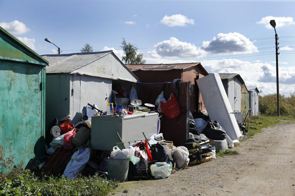 Garažų bendrijoje mašinų nėra: nereikalingi daiktai ir laikinos pastogės