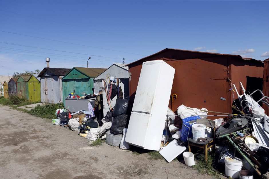 Garažų bendrijoje mašinų nėra: nereikalingi daiktai ir laikinos pastogės