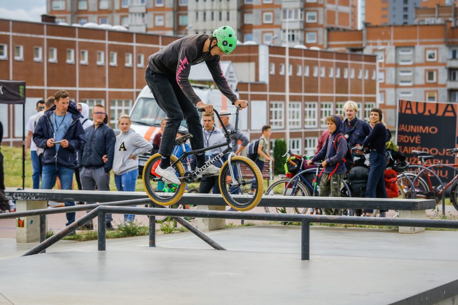 Uostamiestyje – kvapą gniaužiantys riedlentininkų ir dviratininkų triukai