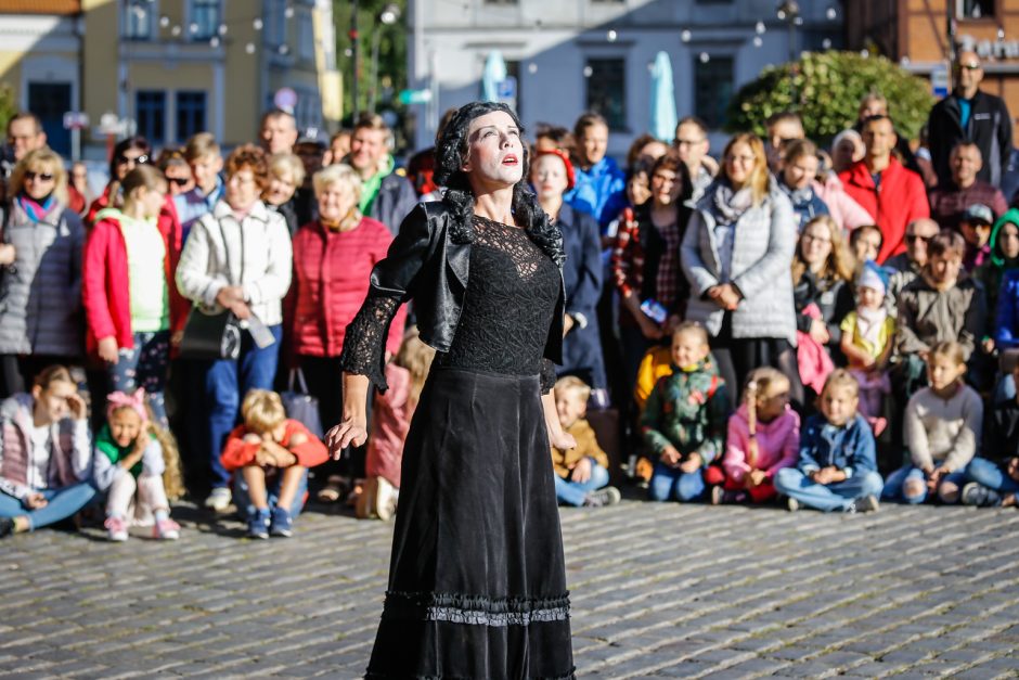 Teatro aikštę okupavo menininkai iš užsienio 