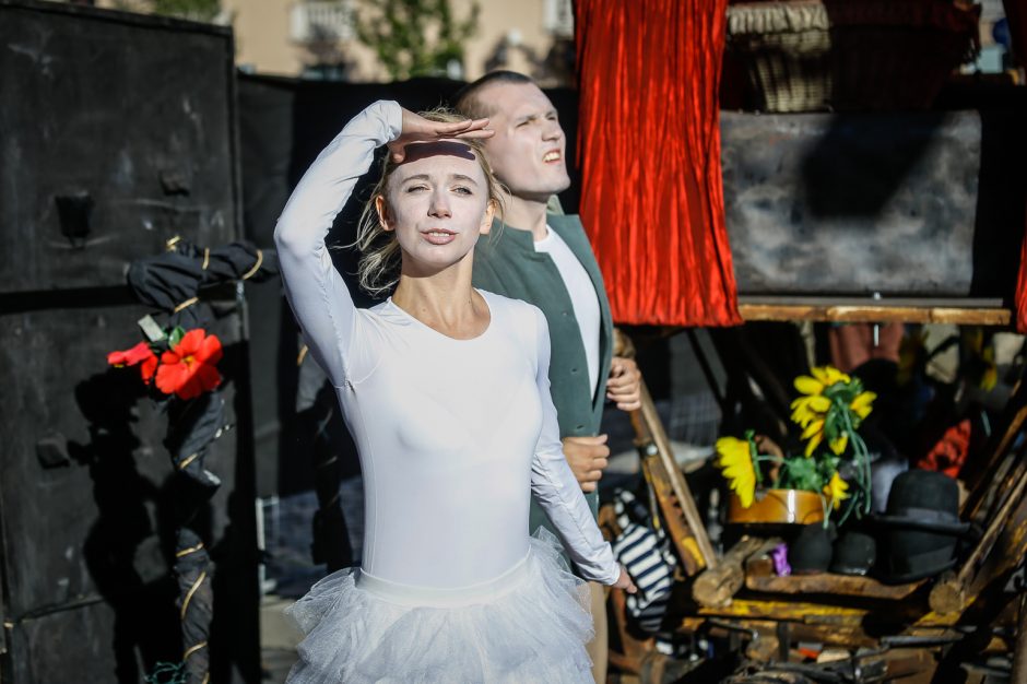 Teatro aikštę okupavo menininkai iš užsienio 