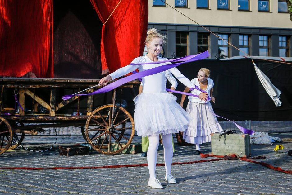 Teatro aikštę okupavo menininkai iš užsienio 