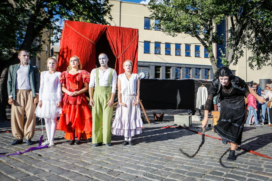 Teatro aikštę okupavo menininkai iš užsienio 