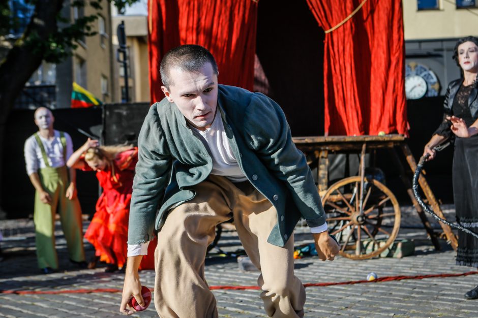 Teatro aikštę okupavo menininkai iš užsienio 