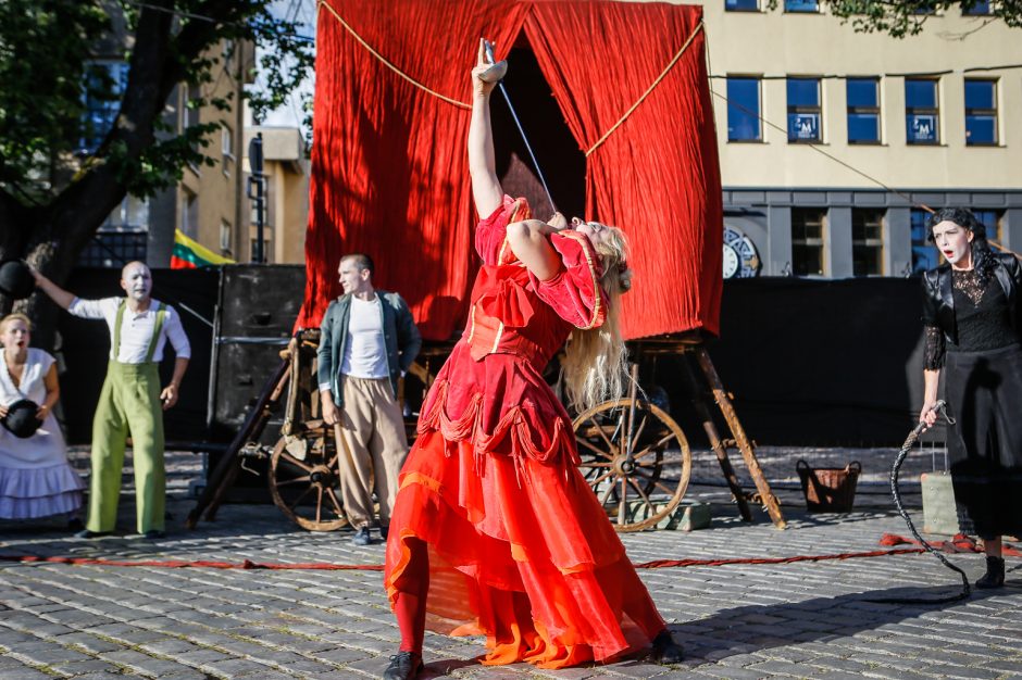 Teatro aikštę okupavo menininkai iš užsienio 