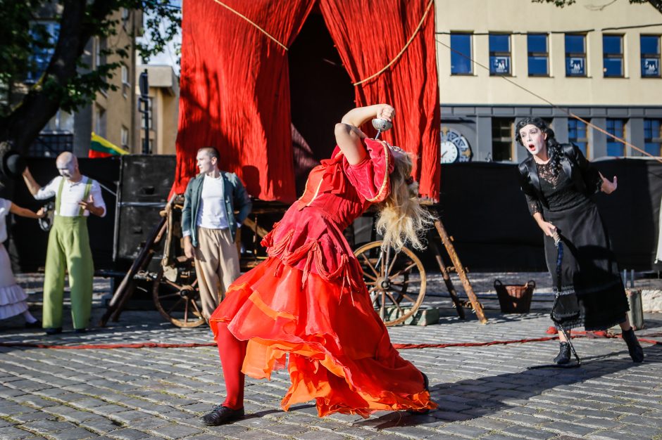 Teatro aikštę okupavo menininkai iš užsienio 