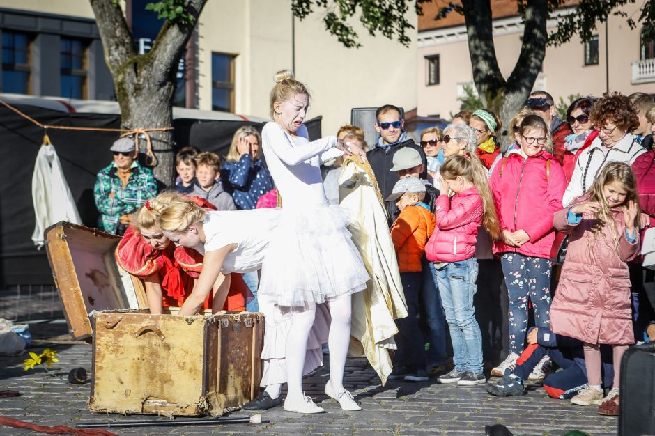 Teatro aikštę okupavo menininkai iš užsienio 