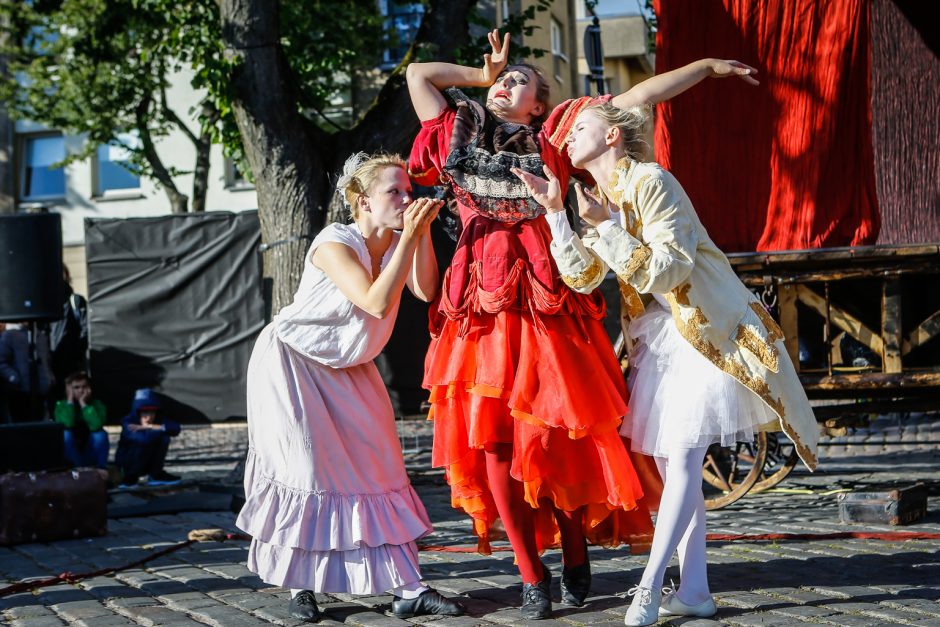 Teatro aikštę okupavo menininkai iš užsienio 