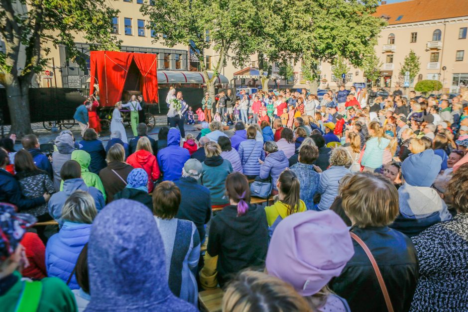 Teatro aikštę okupavo menininkai iš užsienio 