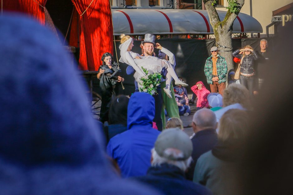 Teatro aikštę okupavo menininkai iš užsienio 