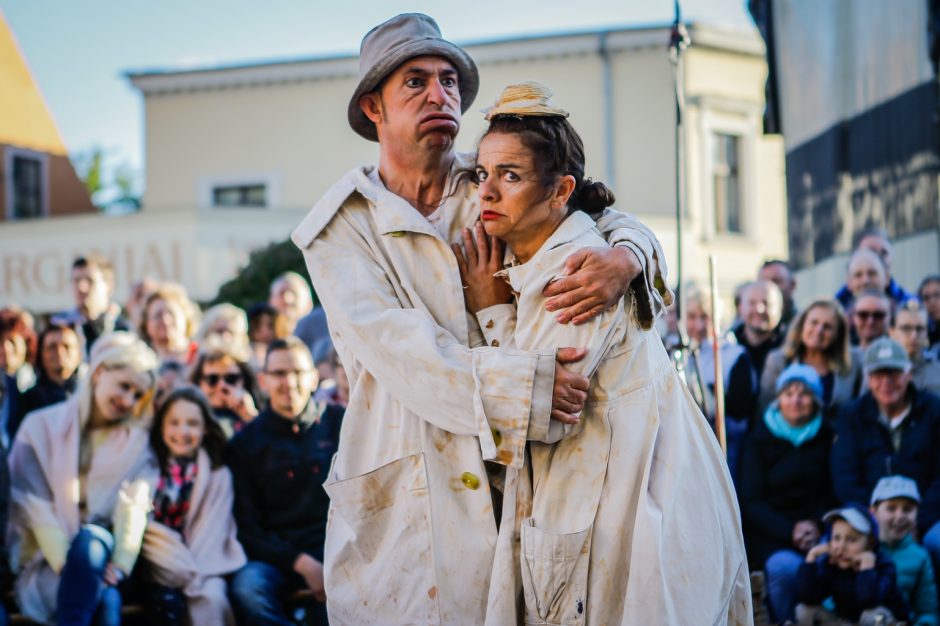 Teatro aikštę okupavo menininkai iš užsienio 