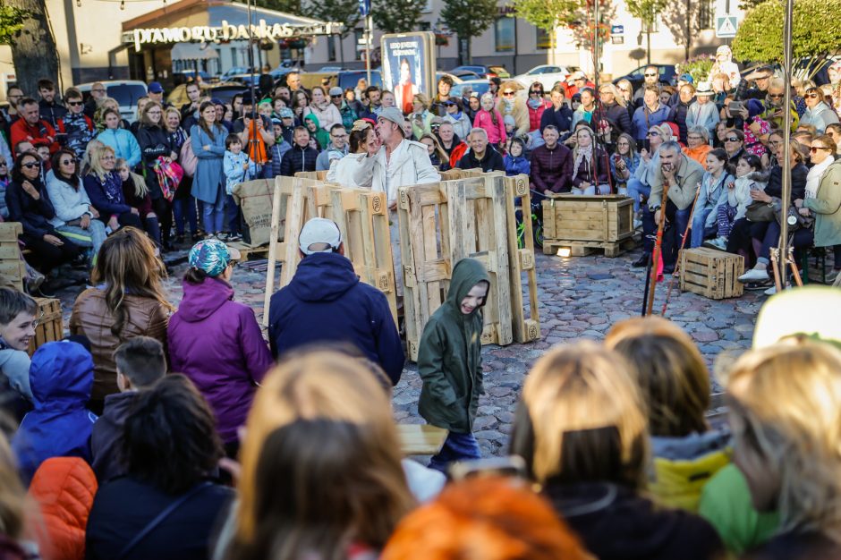 Teatro aikštę okupavo menininkai iš užsienio 