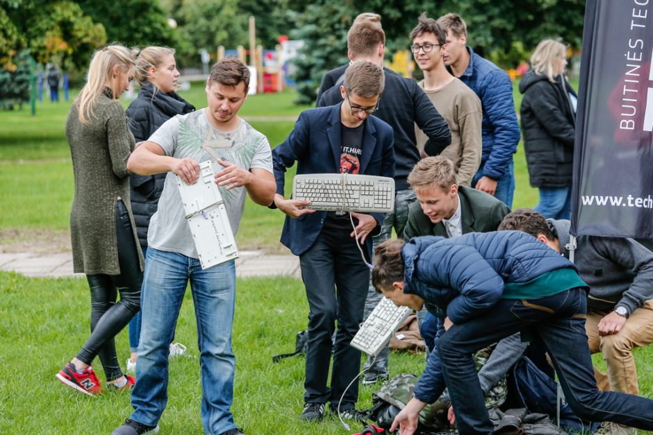 Uostamiestyje skraidė klaviatūros