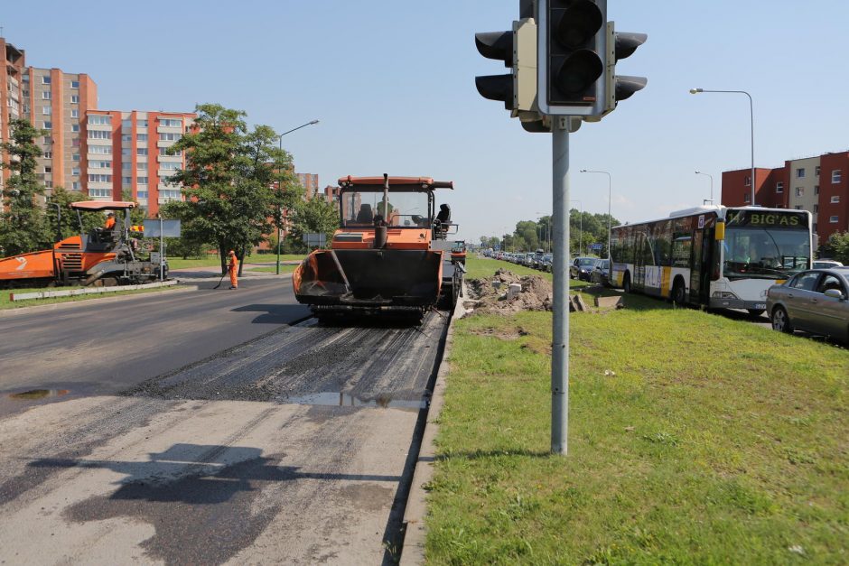 Dėl spūsčių autobusai vėlavo valandą