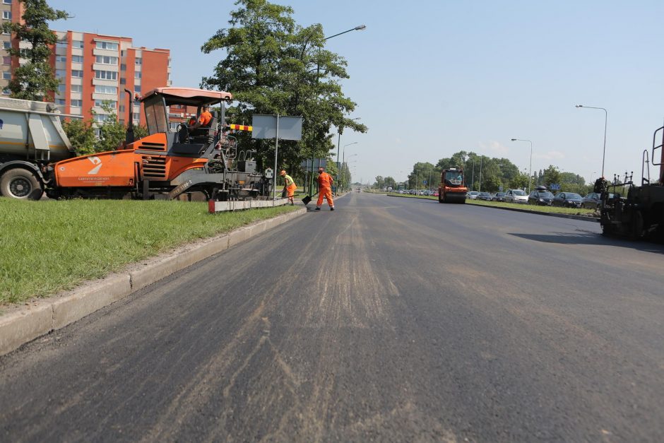 Dėl spūsčių autobusai vėlavo valandą