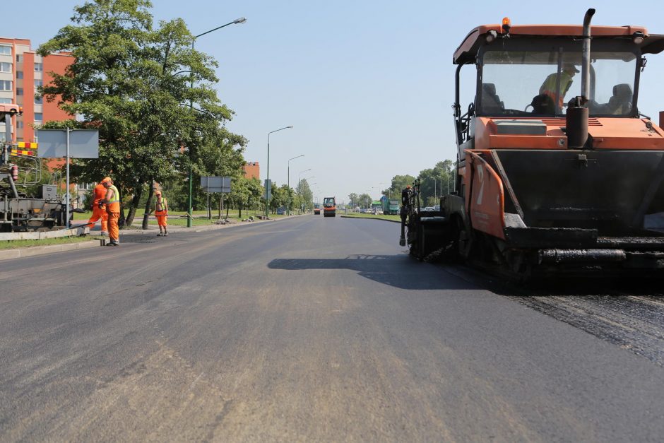 Dėl spūsčių autobusai vėlavo valandą