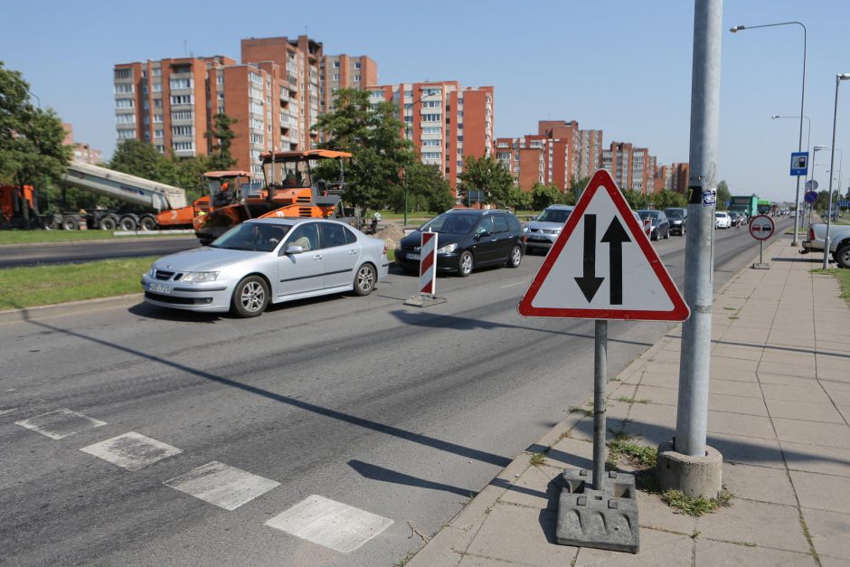 Dėl spūsčių autobusai vėlavo valandą