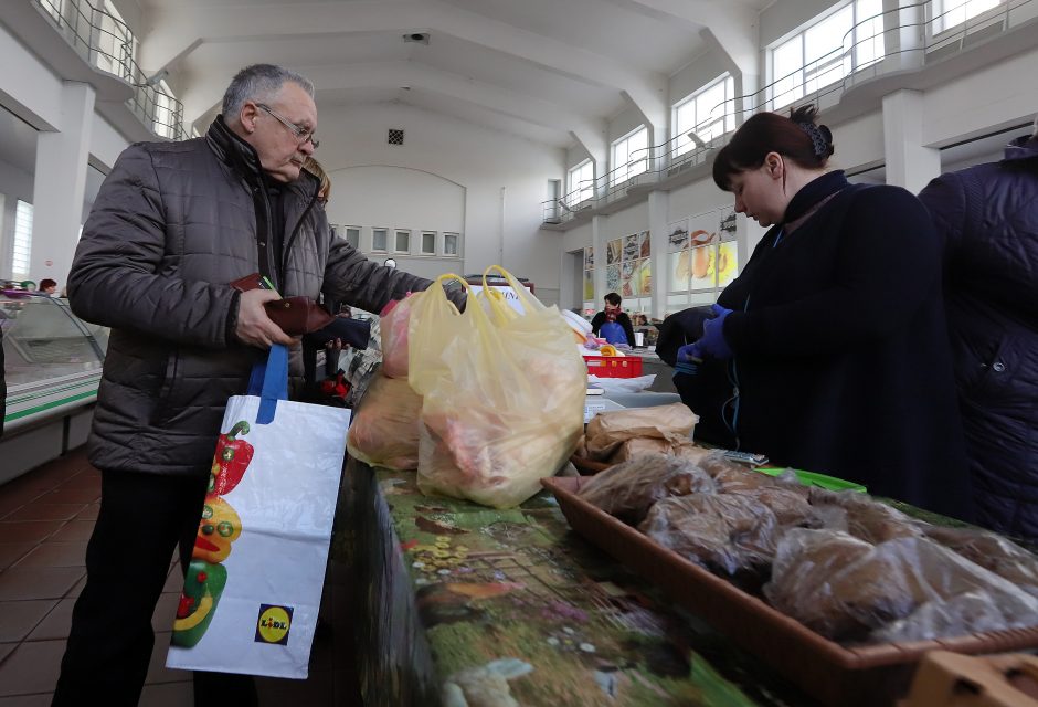 Koronavirusas Kaune: eilės maisto prekių parduotuvėse ir nusivylę jaunieji