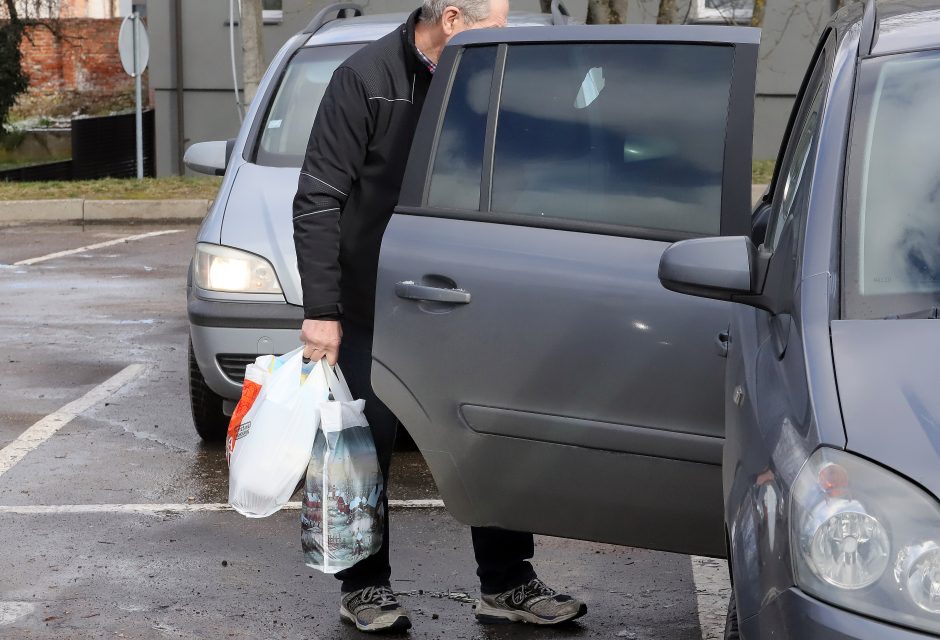 Koronavirusas Kaune: eilės maisto prekių parduotuvėse ir nusivylę jaunieji